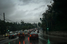 Κίνηση και βροχή στο κέντρο της Αθήνας
