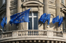 Σημαίες της Ευρωπαϊκής Ένωσης κυματίζουν σε μπαλκόνι
