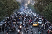 Οι γυναίκες στο Ιράν αντιδρούν - Τουλάχιστον 9 νεκροί στις διαδηλώσεις