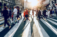 Πολίτες περπατούν στον δρόμο