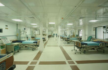 Κρεβάτια σε νοσοκομείο για ασθενείς με κορωνοϊό