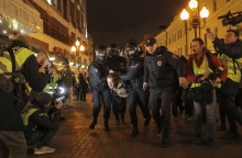 Οι Ρώσοι αντιδρούν στην επιστράτευση: Διαδηλώσεις, συλλήψεις και ουρές στα σύνορα