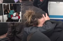 Σκηνές αποχωρισμού στη Ρωσία, καθώς οι πρώτοι επίστρατοι για τον πόλεμο στην Ουκρανία μπαίνουν στο λεωφορείο