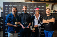 O Δημήτρης Σταμίδης από το Abuelos στην Περαία ανάμεσα στους κριτές του Vero Bartender 2022 Λάκη Γαβαλά, Γιάννη Λουκάκο και Rudi Carrarο