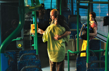 «Λούνα»: Μια περφόρμανς-περιήγηση μέσα σε λεωφορείο της Θεσσαλονίκης