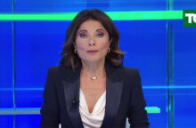 Η Μπιάνκα Κατερίνα Μπιτζάρι παρουσιάζει το μεσημβρινό δελτίο ειδήσεων του Lα7