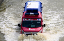 Ασθενοφόρο στην Ινδία διασχίζει πλημμυρισμένο δρόμο