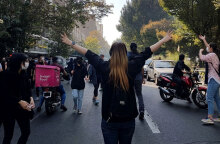 Γυναίκες διαδηλώνουν στο Ιράν για τα δικαιώματά τους