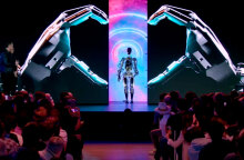 Το ρομπότ Optimus σε εκδήλωση της Tesla