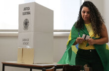 Γυναίκα σε εκλογικό κέντρο στη Βραζιλία ετοιμάζεται να ψηφίσει στις εθνικές εκλογές