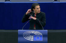 Ευρωβουλευτής έκοψε τα μαλλιά της εν ώρα ομιλίας για τις γυναίκες του Ιράν