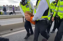 Ακτιβίστρια κατά της κλιματικής αλλαγής απομακρύνεται από αστυνομικούς στο Λονδίνο