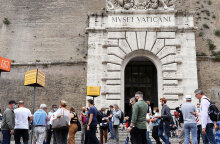 Τουρίστες έξω από τα μουσεία του Βατικανού