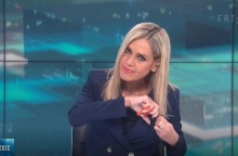 Μαχσά Αμινί: Τα μαλλιά της έκοψε την ώρα της αποφώνησης του δελτίου της ΕΡΤ3 η Σύνθια Σάπικα