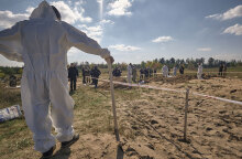 Ο ομαδικός τάφος που εντοπίστηκε στην πόλη Λιμάν της Ανατολικής Ουκρανίας