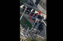 Αστυνομικοί σε σχολείο του Ιράν έχουν ρίξει στο έδαφος έναν άνδρα και τον χτυπούν