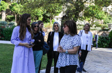 Η Κατερίνα Σακελλαροπούλου συνομιλεί με πολίτες που επισκέφτηκαν τον κήπο του Προεδρικού Μεγάρου 