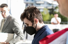 Ο τηλεπαρουσιαστής Μένιος Φουρθιώτης καθ' οδόν για τη δίκη του