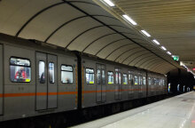 Επιβάτες με μάσκα για τον κορωνοϊό σε συρμό του Μετρό