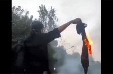 Η στιγμή που η Νίκα Σακαράμι διαδηλώνει