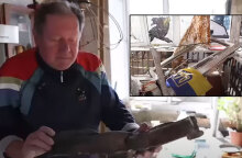 Κάτοικος στο Κίεβο κρατά θραύσμα από τον ρωσικό πύραυλο που έπεσε στο διαμέρισμά του