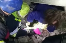 Γυναίκα απεγκλωβίζεται από διασώστες στη Ζαπορίζια της Ουκρανίας