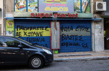 Συνθήματα στο μαγαζί του 53χρονου Ηλία Μίχου στον Κολωνό