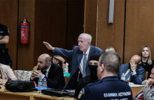 O Κωνσταντίνος Πλεύρης χαιρετά ναζιστικά στη δίκη της Χρυσής Αυγής