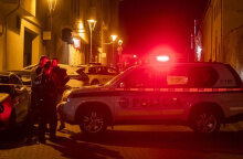 Αστυνομικοί έξω από το γκέι μπαρ στην Μπρατισλάβα όπου δολοφονήθηκαν δύο ομοφυλόφιλοι