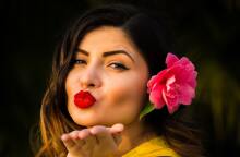 Πώς να δώσεις όγκο στα χείλη σου, σύμφωνα με το TikTok