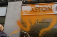 Ακτιβιστές ψέκασαν με πορτοκαλί μπογιά την βιτρίνα της Aston Martin