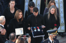 Ο Μιχάλης Μουρούτσος μετέφερε τα δύο ολυμπιακά μετάλλια του Αλέξανδρου Νικολαΐδη στην κηδεία του