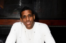 Ο Αϊτινός τραγουδιστής Μίκαμπεν