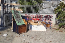 Θρανία και σπασμένα έπιπλα από το ΕΠΑΛ στη Θεσσαλονίκη