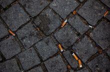 Αποτσίγαρα στο πίσω μέρος αυλής σπιτιού