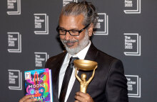 Ο Σεχάν Καρουνατιλάκα με το βραβείο Μπούκερ για το μυθιστόρημά του «The Seven Moons of Maali Almeida»