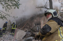 Διασώστες στο Κίεβο αναζητούν επιζώντες σε χαλάσματα κτιρίου μετά τον ρωσικό βομβαρδισμό