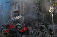 Διασώστες μπροστά σε βομβαρδισμένη πολυκατοικία στο Κίεβο μετά τη ρωσική επίθεση με drone