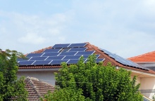 Φωτοβολταϊκά σε στέγη σπιτιού