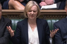 Η Ryanair τρολάρει τη Λιζ Τρας με εισιτήριο για οποιονδήποτε προορισμό