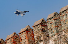 Μαχητικό αεροσκάφος σε δοκιμαστική διέλευση στη Θεσσαλονίκη για την παρέλαση της 28ης Οκτωβρίου