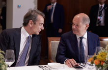 Ο Κυριάκος Μητσοτάκης συνομιλεί με τον Όλαφ Σολτς