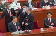 Ο Χου Τζιντάο, πρώην πρόεδρος της Κίνας, απομακρύνεται από την αίθουσα του συνεδρίου στο Πεκίνο