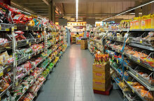 Το καλάθι του νοικοκυριού στα σούπερ μάρκετ περιλαμβάνει προϊόντα σε μειωμένες τιμές