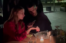 Ζευγάρι στο Κίεβο συνεχίζει το δείπνο σε εστιατόριο υπό το φως των κεριών μετά το μπλακ άουτ