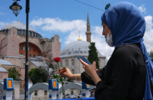 Τουρκάλα με μαντίλα μπροστά στην Αγιά Σοφιά της Κωνσταντινούπολης