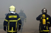 Πυροσβέστες επιχειρούν σε δασική πυρκαγιά