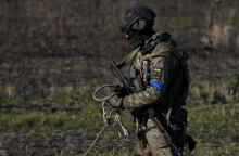 Ένας από τους Ουκρανούς στρατιώτες που κινούνται προς τη Χερσώνα στα νότια της Ουκρανίας