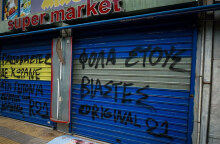 Συνθήματα στο μαγαζί του 53χρονου Ηλία Μίχου στον Κολωνό