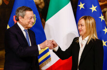 Ιταλία: Πραγματοποιήθηκε η τελετή παράδοσης-παραλαβής στο Παλάτσο Κίτζι - Ο Ντράγκι έδωσετο «χρυσό καμπανάκι» στην Τζόρτζια Μελόνι	